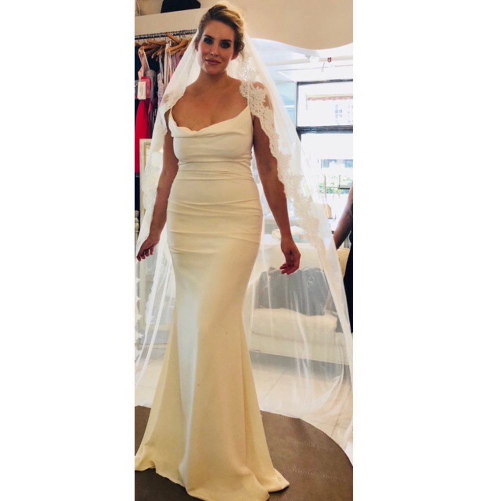 Brand new wedding dress never worn!!